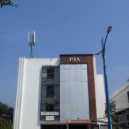 Pia Hotel Cirebon Extérieur photo